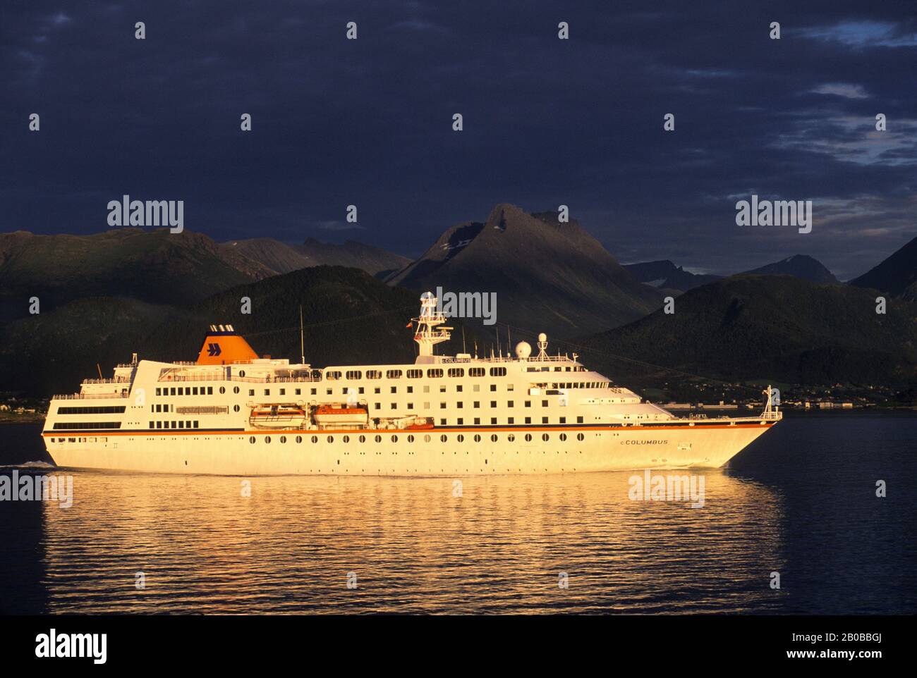 NORVÈGE, STORFJORD, BATEAU DE CROISIÈRE MS COLUMBUS, LUMIÈRE DU SOIR Banque D'Images