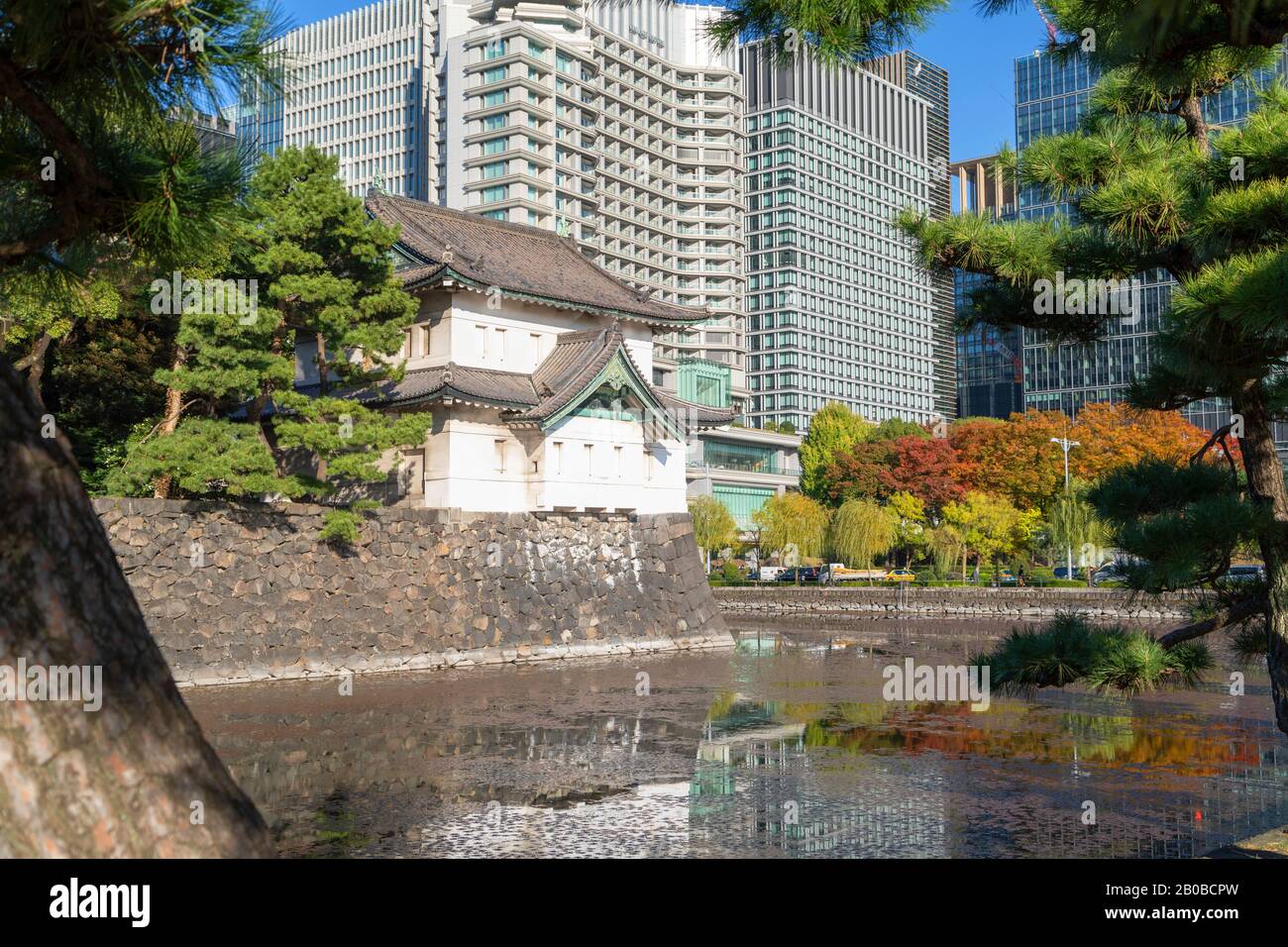 Moat et murs du Palais impérial, Tokyo, Japon Banque D'Images