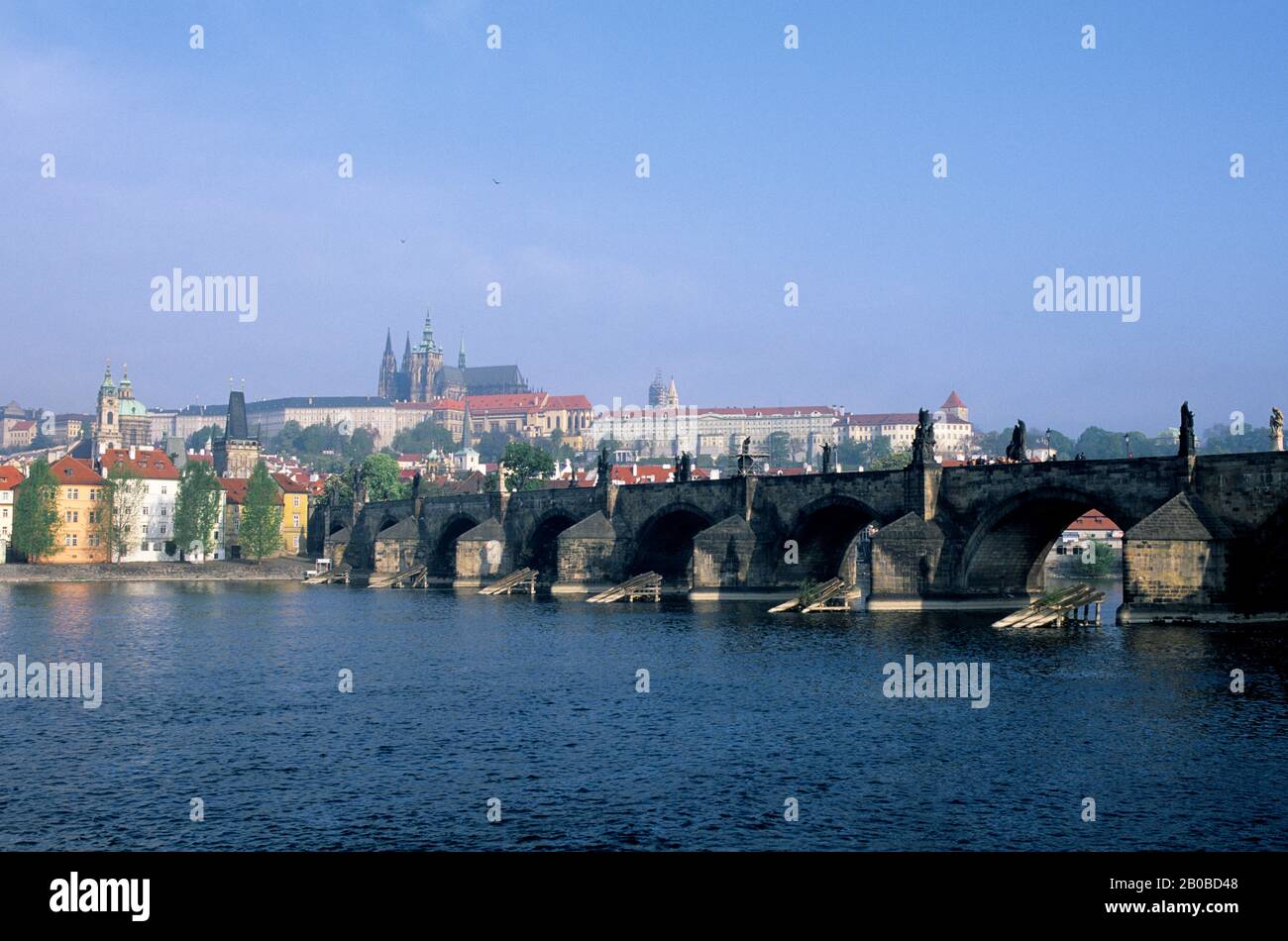 RÉPUBLIQUE TCHÈQUE, PRAGUE, VUE SUR LE PONT CHARLES ET LE CHÂTEAU DE PRAGUE, LA VLTAVA Banque D'Images
