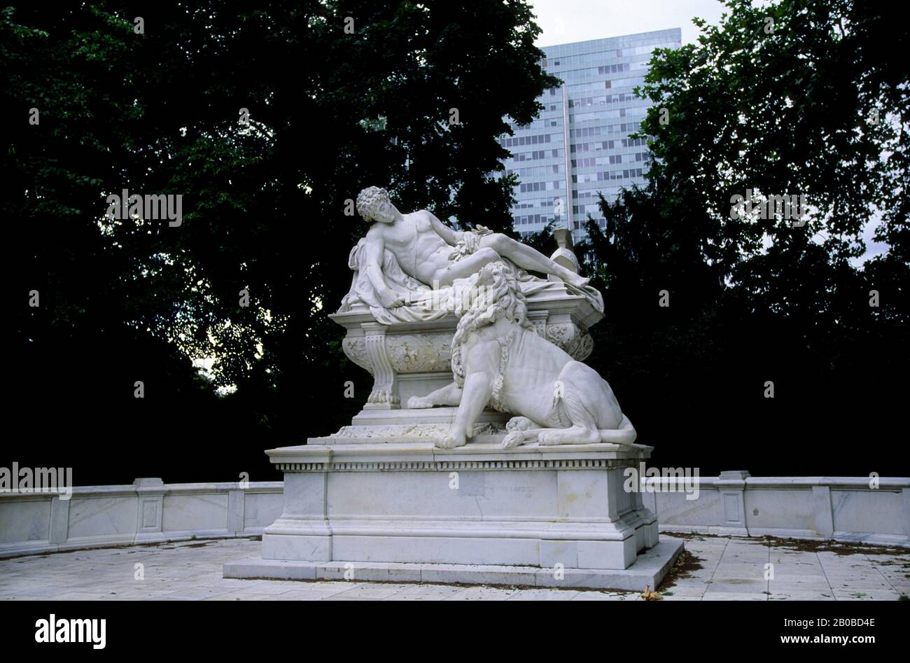 ALLEMAGNE, DÜSSELDORF, HOFGARTEN, STATUE AVEC LION Banque D'Images