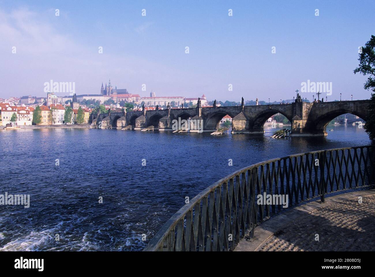 RÉPUBLIQUE TCHÈQUE, PRAGUE, VUE SUR LE PONT CHARLES ET LE CHÂTEAU DE PRAGUE, LA VLTAVA Banque D'Images