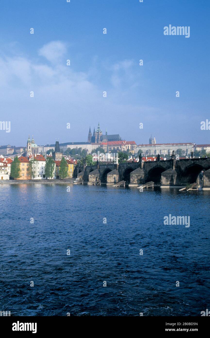 RÉPUBLIQUE TCHÈQUE, PRAGUE, VUE SUR LE PONT CHARLES ET LE CHÂTEAU DE PRAGUE, LA VLTAVA Banque D'Images