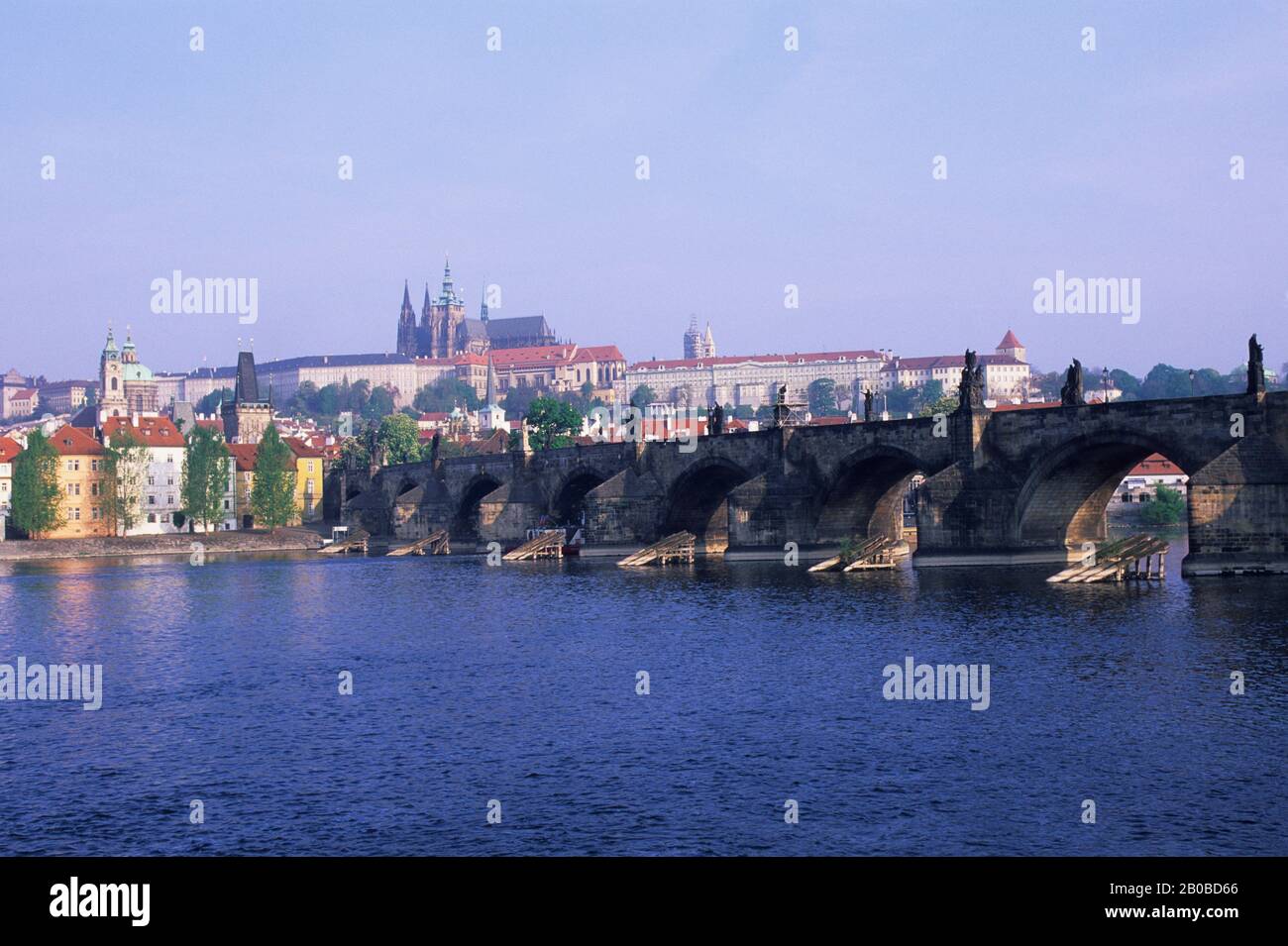 RÉPUBLIQUE TCHÈQUE, PRAGUE, VUE SUR LE PONT CHARLES ET LE CHÂTEAU DE PRAGUE, LA VLTAVA Banque D'Images