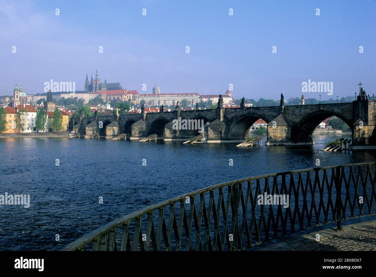 RÉPUBLIQUE TCHÈQUE, PRAGUE, VUE SUR LE PONT CHARLES ET LE CHÂTEAU DE PRAGUE, LA VLTAVA Banque D'Images