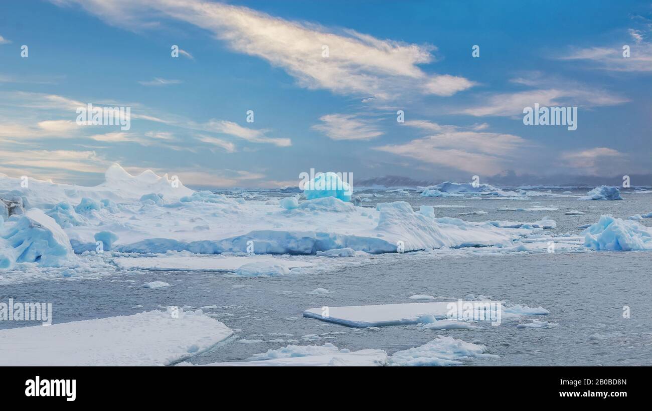 Les icebergs flottent et fondent près de la mer de Weddell, avec l'île de Snow Hill en arrière-plan éloigné. Banque D'Images