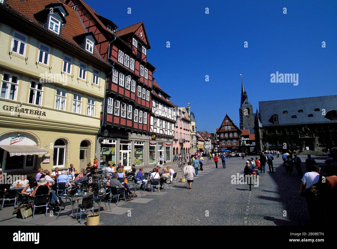 ALLEMAGNE, PRÈS DE MAGDEBURG, QUEDLINBURG (SITE CLASSÉ AU PATRIMOINE MONDIAL DE L'UNESCO), PLACE DU MARCHÉ, MAISONS À COLOMBAGES Banque D'Images