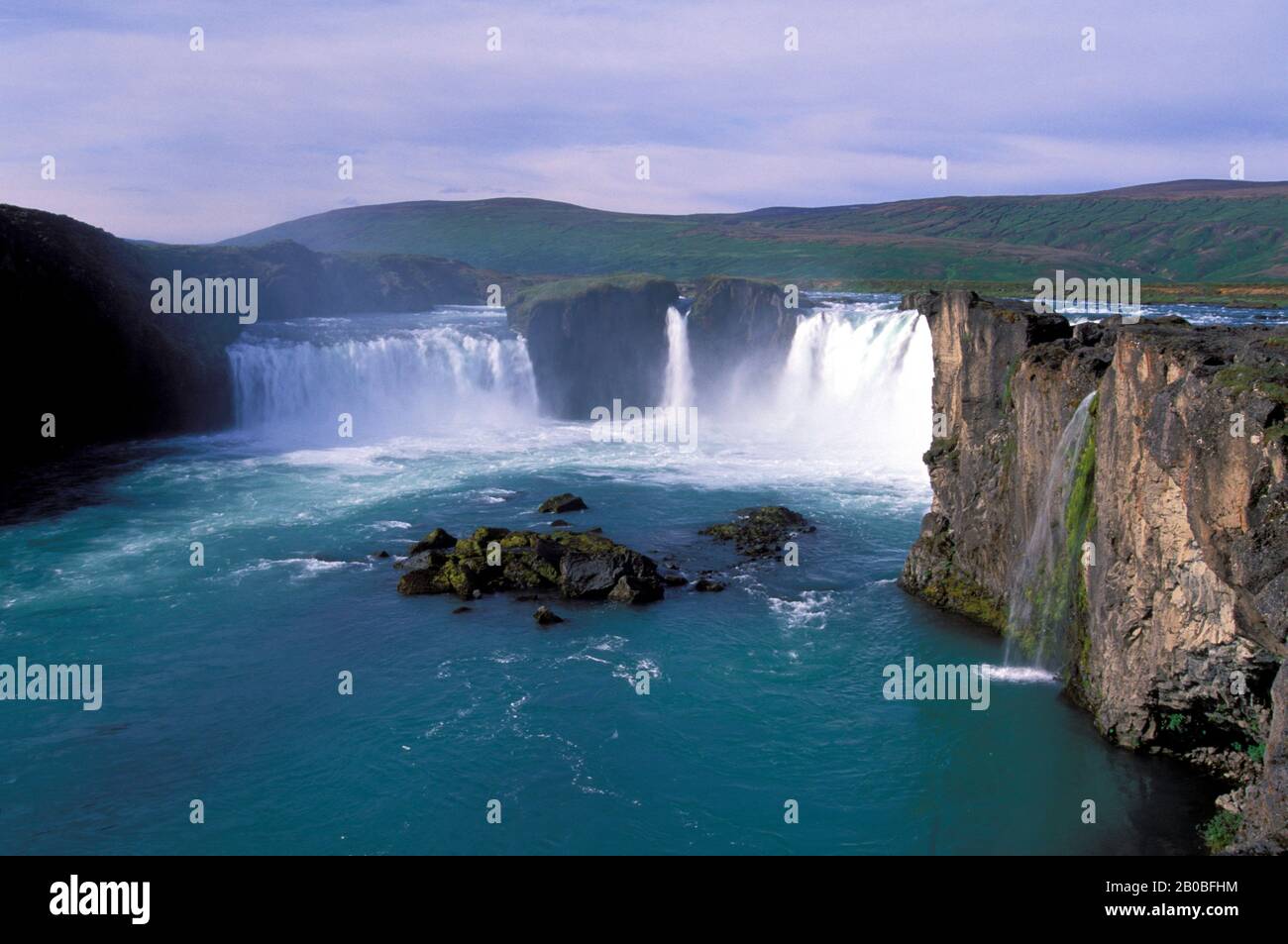 ISLANDE, PRÈS DE HUSAVIK, VUE SUR GODAFOSS, CASCADE Banque D'Images