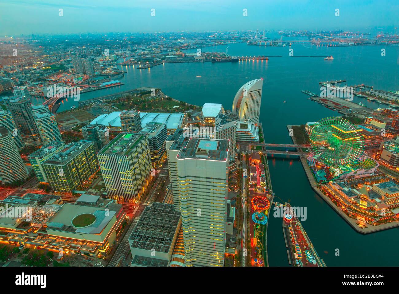 Vue panoramique sur les gratte-ciel Yokohama Cityscape et Yokohama Skyline dans le quartier riverain de Minato Mirai, au-dessus du port, à l'évasion de la vue Banque D'Images