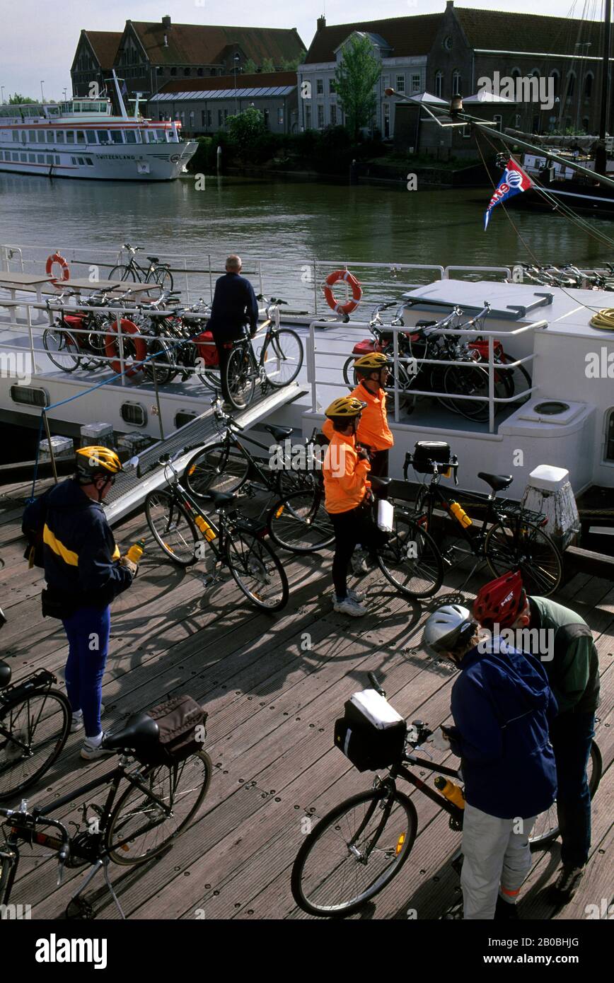 PAYS-BAS, HOLLANDE, HOORN, PORT, BARGE AVEC VISITE À VÉLO Banque D'Images PAYS-BAS, HOLLANDE, HOORN, PORT, BARGE AVEC VISITE À VÉLO Banque D'Images
