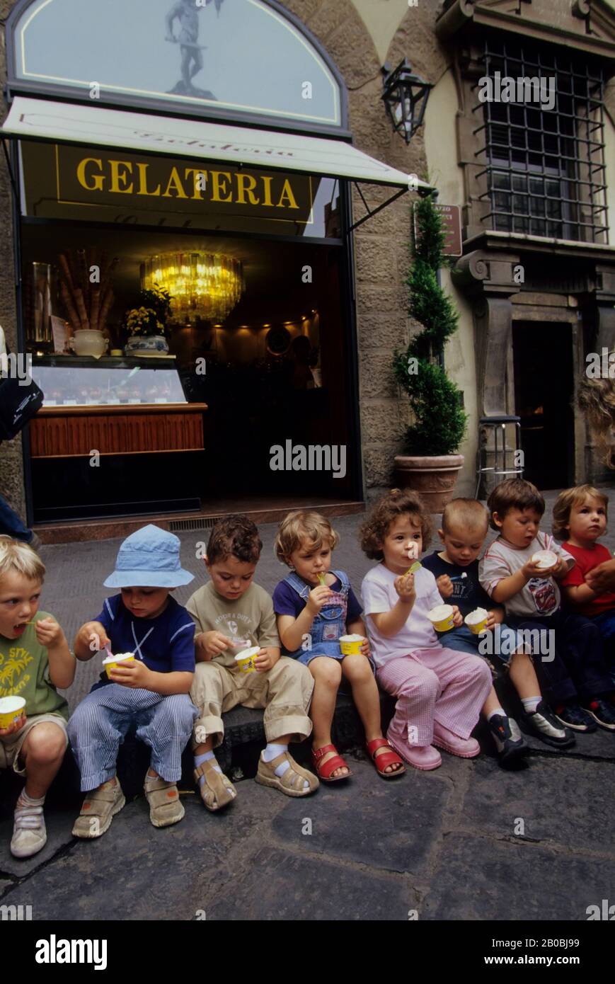 ITALIE, FLORENCE, SCÈNE DE RUE, ENFANTS (JARDIN D'ENFANTS) QUI MANGENT DE LA GLACE Banque D'Images