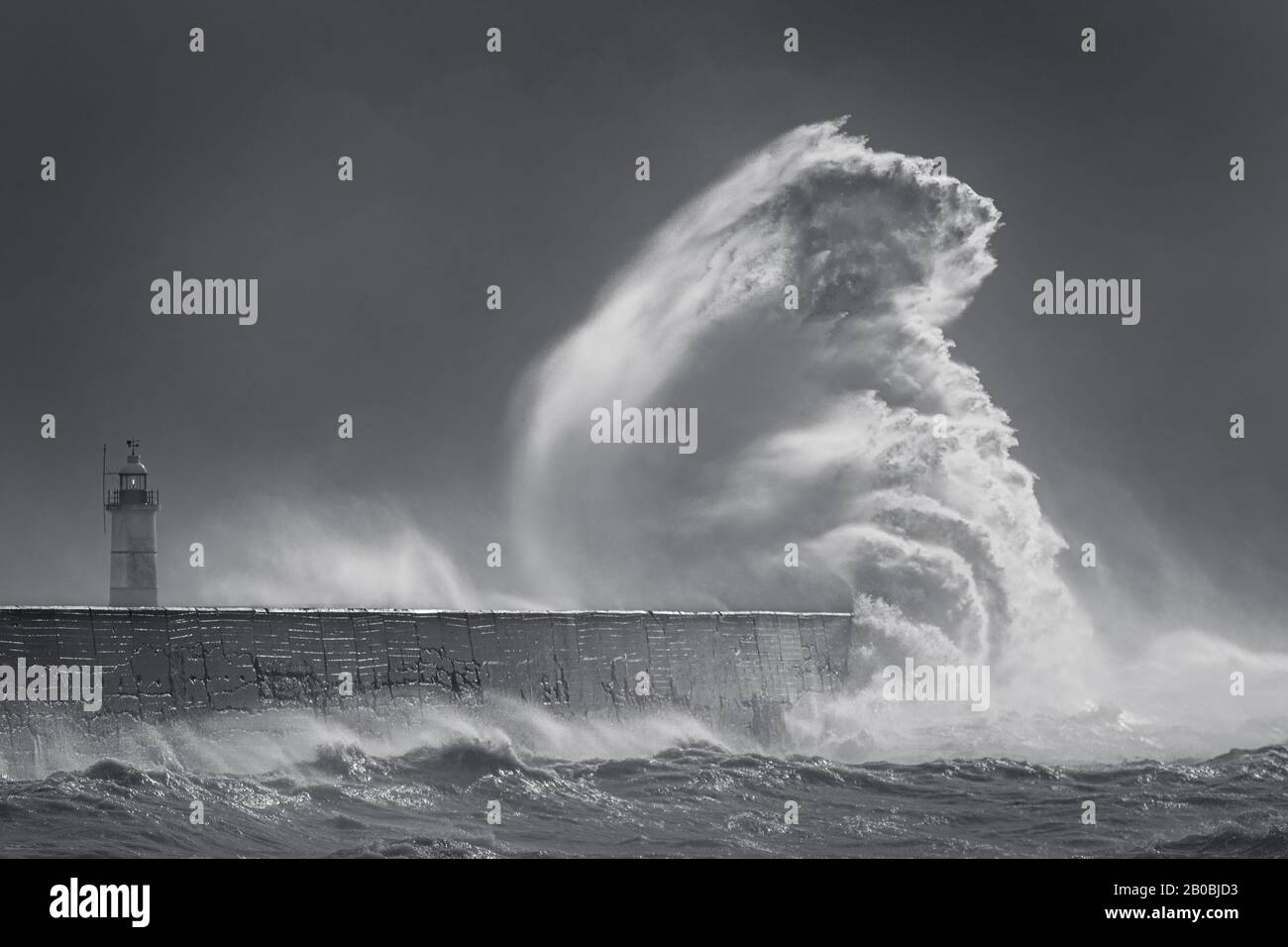 Newhaven, East Sussex. Le temps britannique comme Storm Ciara offre des vagues massives et de fortes pluies qui ont frappé l'Angleterre le 10 février 2020. Banque D'Images