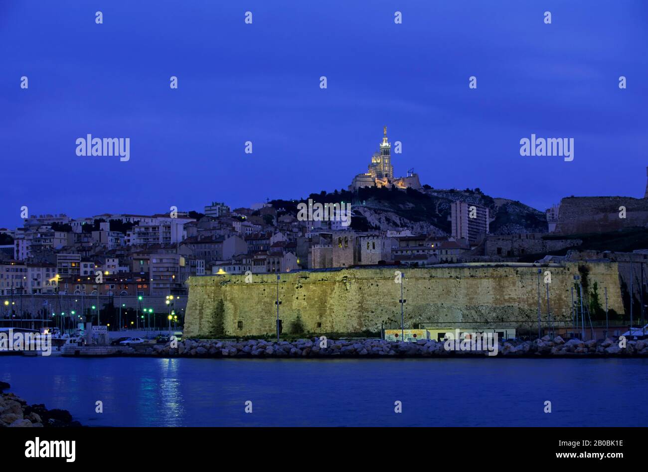 LA FRANCE, MARSEILLE, LE VIEUX PORT, L'ÉGLISE NOTRE DAME DE LA GARDE SUR LA COLLINE HAUT DE LA NUIT Banque D'Images