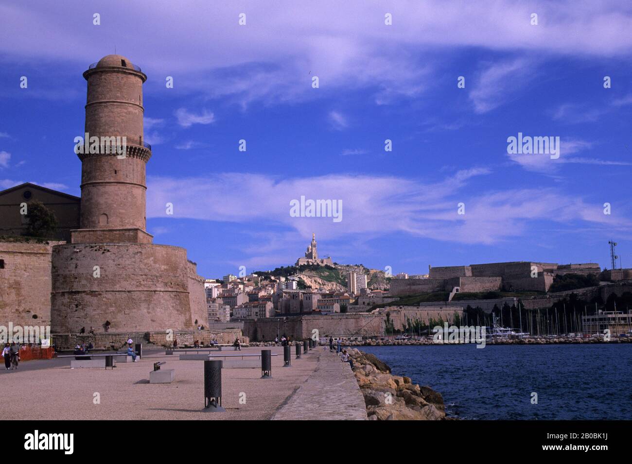 FRANCE, MARSEILLE, ENTRÉE AU VIEUX PORT, ÉGLISE NOTRE DAME DE LA GARDE SUR LE SOMMET DE LA COLLINE Banque D'Images