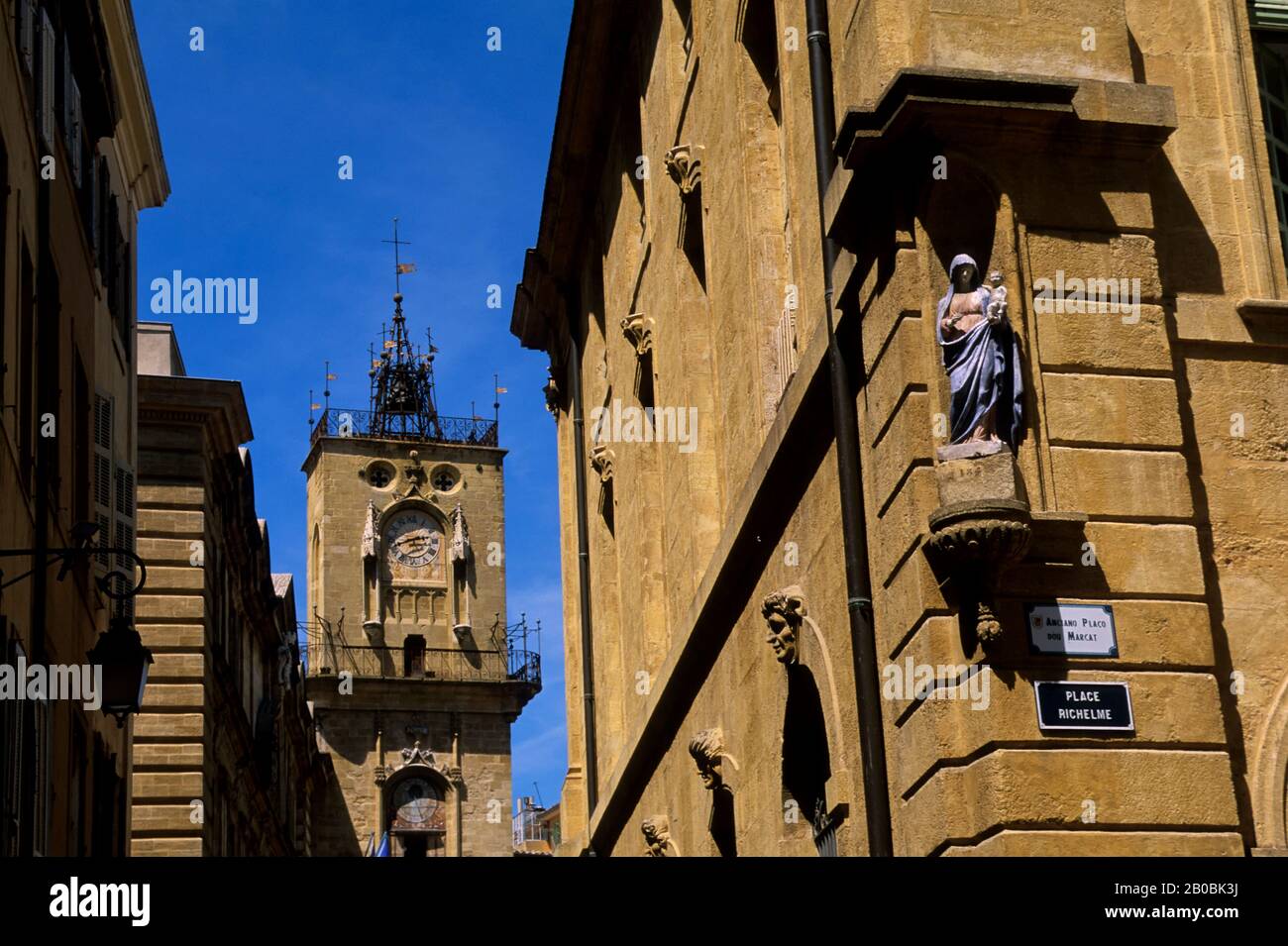 FRANCE, AIX-EN-PROVENCE, SCÈNE DE RUE, VUE SUR LA MAIRIE Banque D'Images