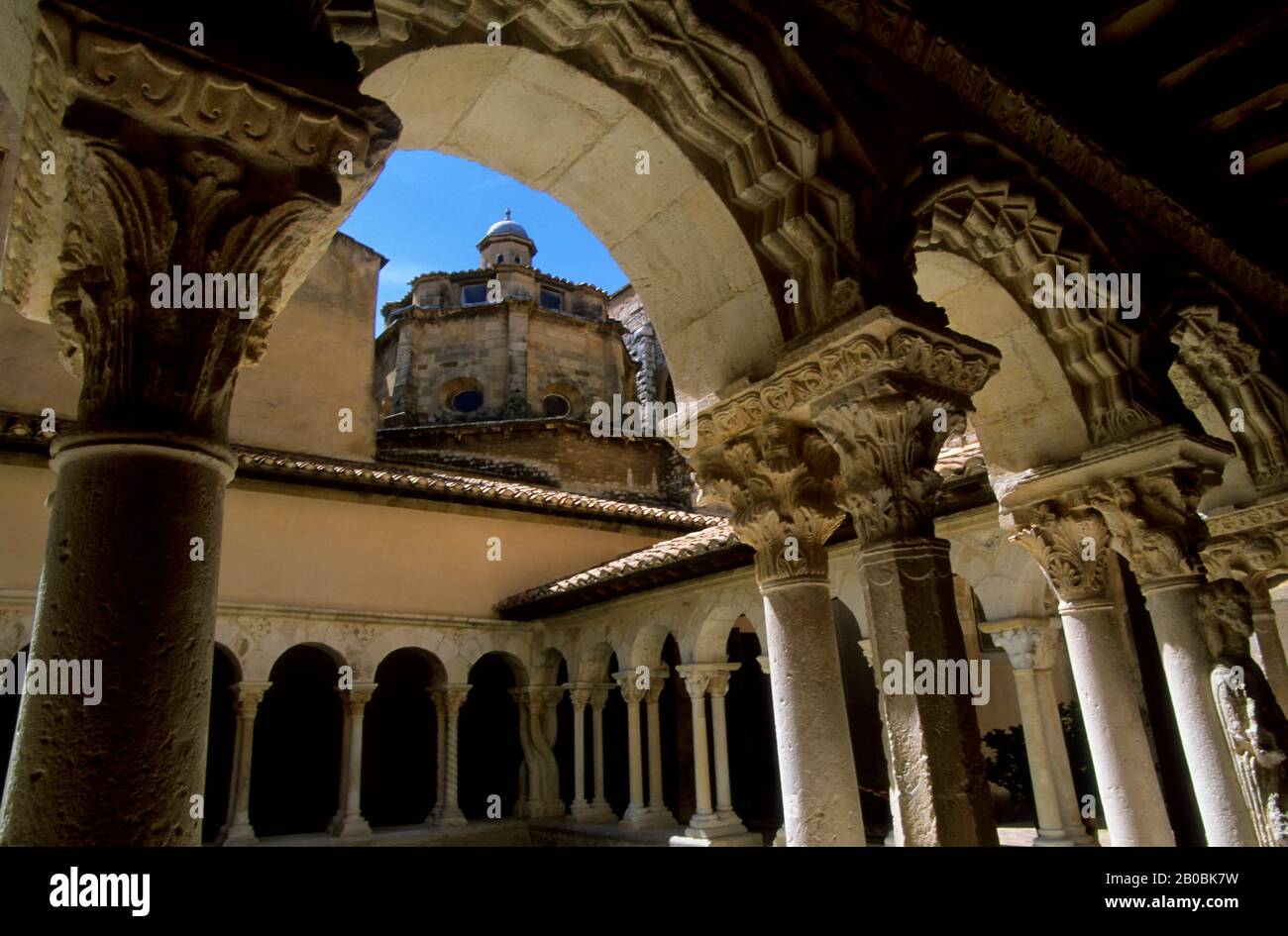 FRANCE, AIX-EN-PROVENCE, CATHÉDRALE ST. SAUVEUR, CLOÎTRE D'ENVIRON 12 SIÈCLE Banque D'Images