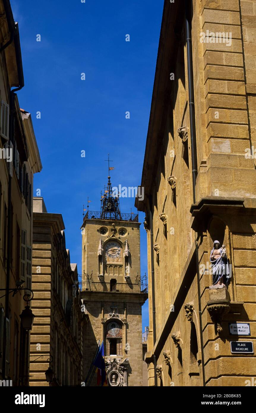 FRANCE, AIX-EN-PROVENCE, SCÈNE DE RUE, VUE SUR LA MAIRIE Banque D'Images