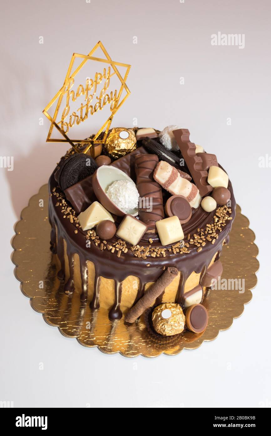Signe D Anniversaire Heureux Sur Le Gateau Au Chocolat D Anniversaire Maison Delicieux Sur La Table Lumineuse Avec Gros Plan Photo Stock Alamy