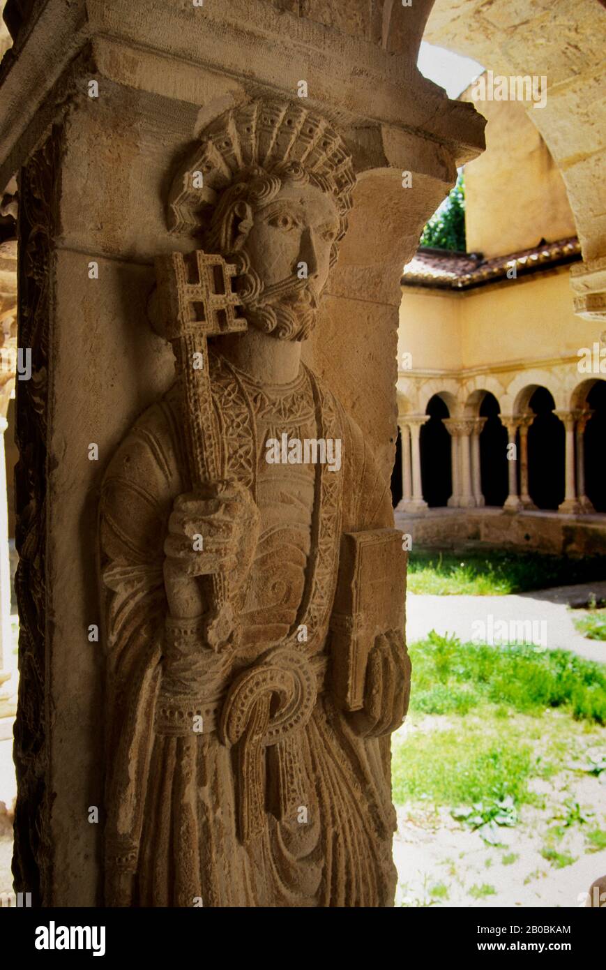 FRANCE, AIX-EN-PROVENCE, CATHÉDRALE ST. SAUVEUR, CLOÎTRE D'ENVIRON 12 ANS, SCULPTER L'APÔTRE PIERRE Banque D'Images