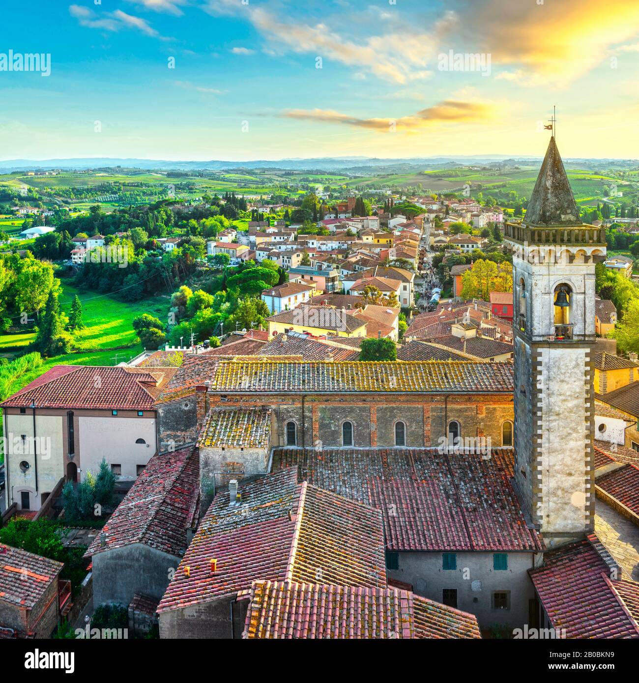 Village de Vinci, Leonardo de naissance, vue aérienne et clocher de l'église. Florence, Toscane, Italie Europe Banque D'Images