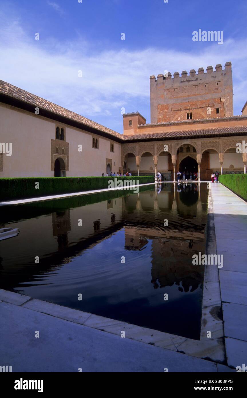 ESPAGNE, GRENADE, ALHAMBRA, PALAIS NASRID, PALAIS COMARES, PISCINE AVEC GALERIE NORD Banque D'Images