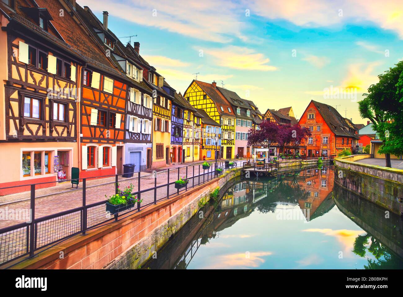 Colmar, petit Venise, canal d'eau et maisons colorées traditionnelles au coucher du soleil. Alsace, France. Exposition longue. Banque D'Images Colmar, petit Venise, canal d'eau et maisons colorées traditionnelles au coucher du soleil. Alsace, France. Exposition longue. Banque D'Images