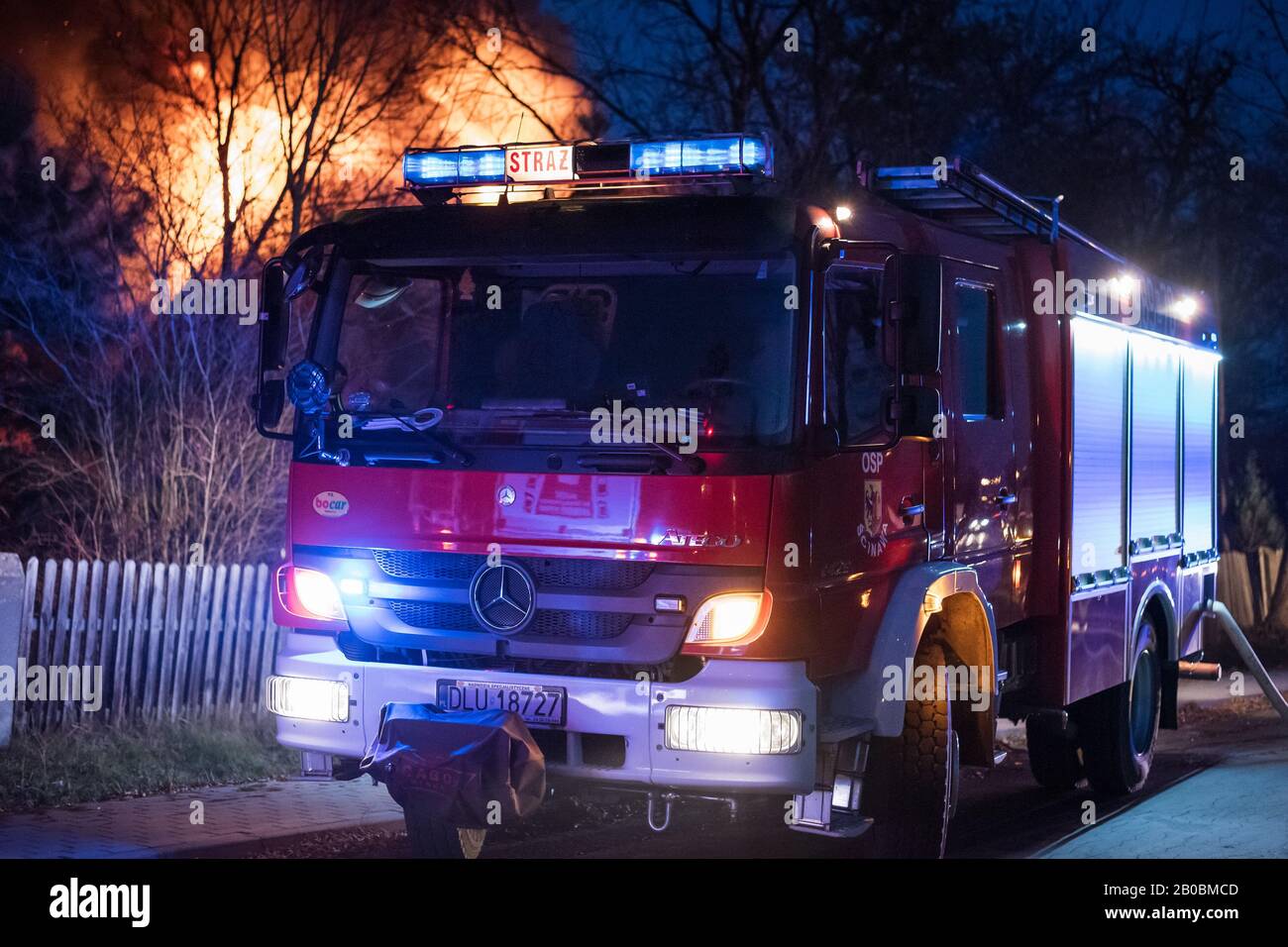 TYMOWA, POLOGNE - 6 DÉCEMBRE 2019 - Camion de pompiers pendant éteint un incendie de maison. Banque D'Images