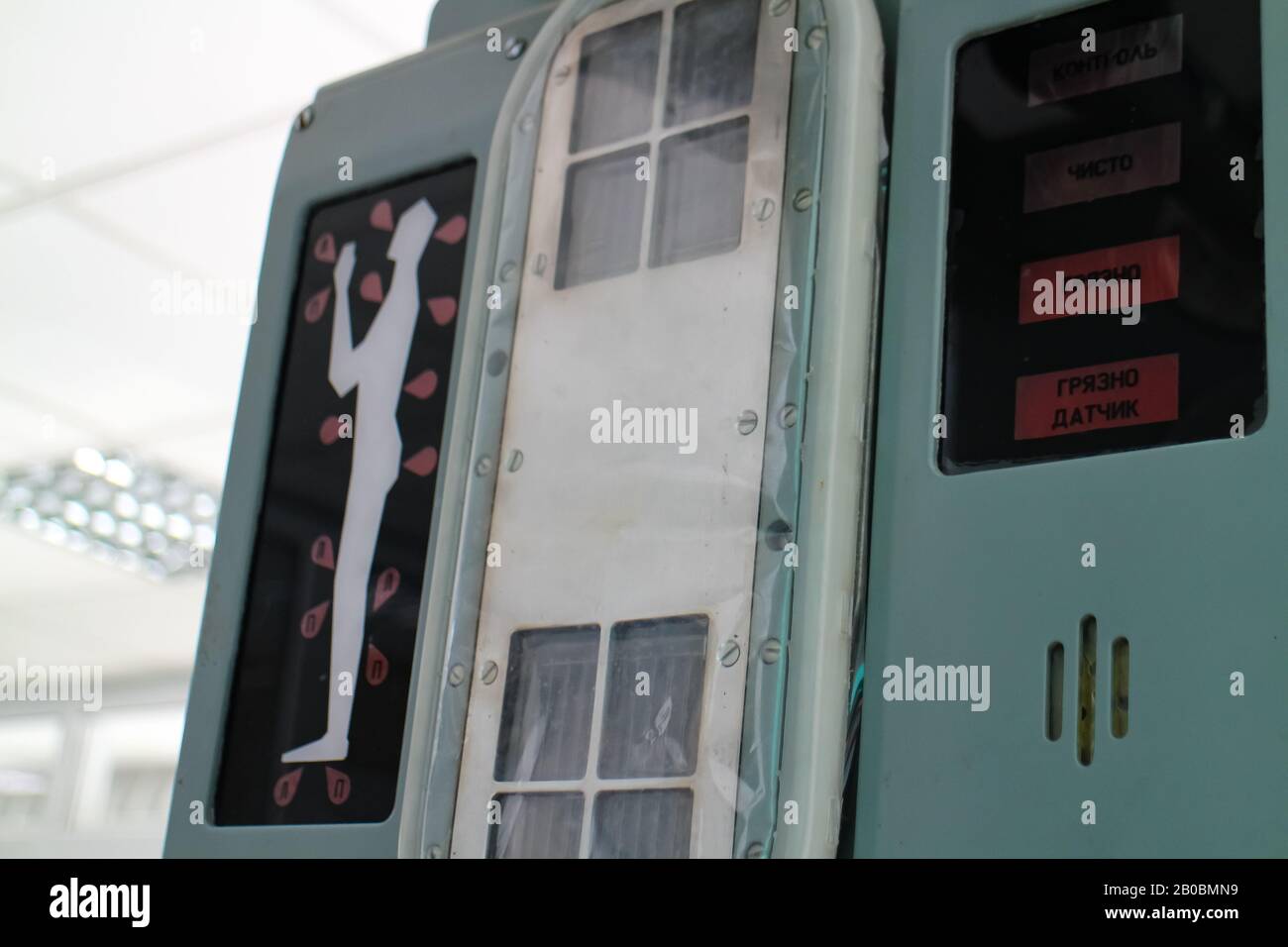 Pripyat, Ukraine - 21 octobre 2019 : instrument mesurant la contamination des visiteurs de la zone d'exclusion de Tchernobyl. Banque D'Images