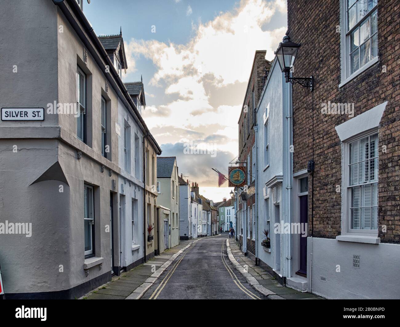 Vue vers le sud le long de la rue Middle Traiter la zone de conservation de la vieille ville Kent de la jonction avec Silver Street Banque D'Images