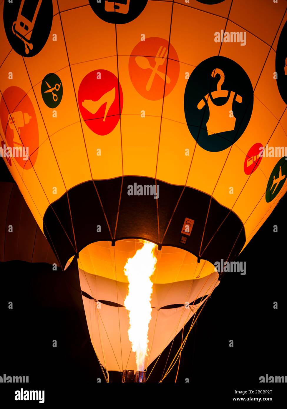 Eclairage d'un ballon à air chaud, montgolfière, festival de montgolfière, Inzell, quartier Traunstein, Haute-Bavière, Bavière, Allemagne Banque D'Images