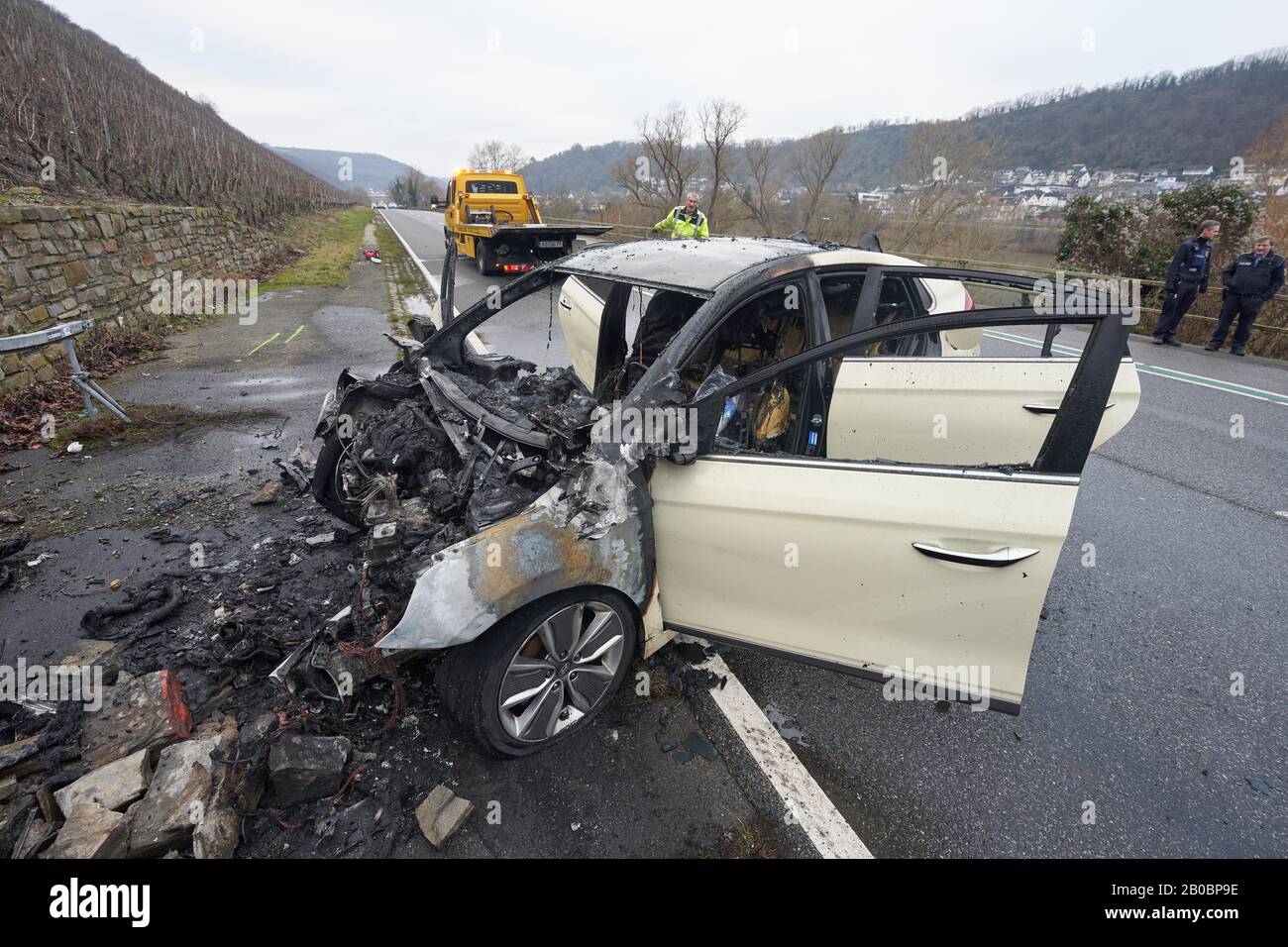 Accident de la circulation dans la Bundesstrasse 49 avec voiture brûlée, Niederfell, Rhénanie-Palatinat, Allemagne Banque D'Images