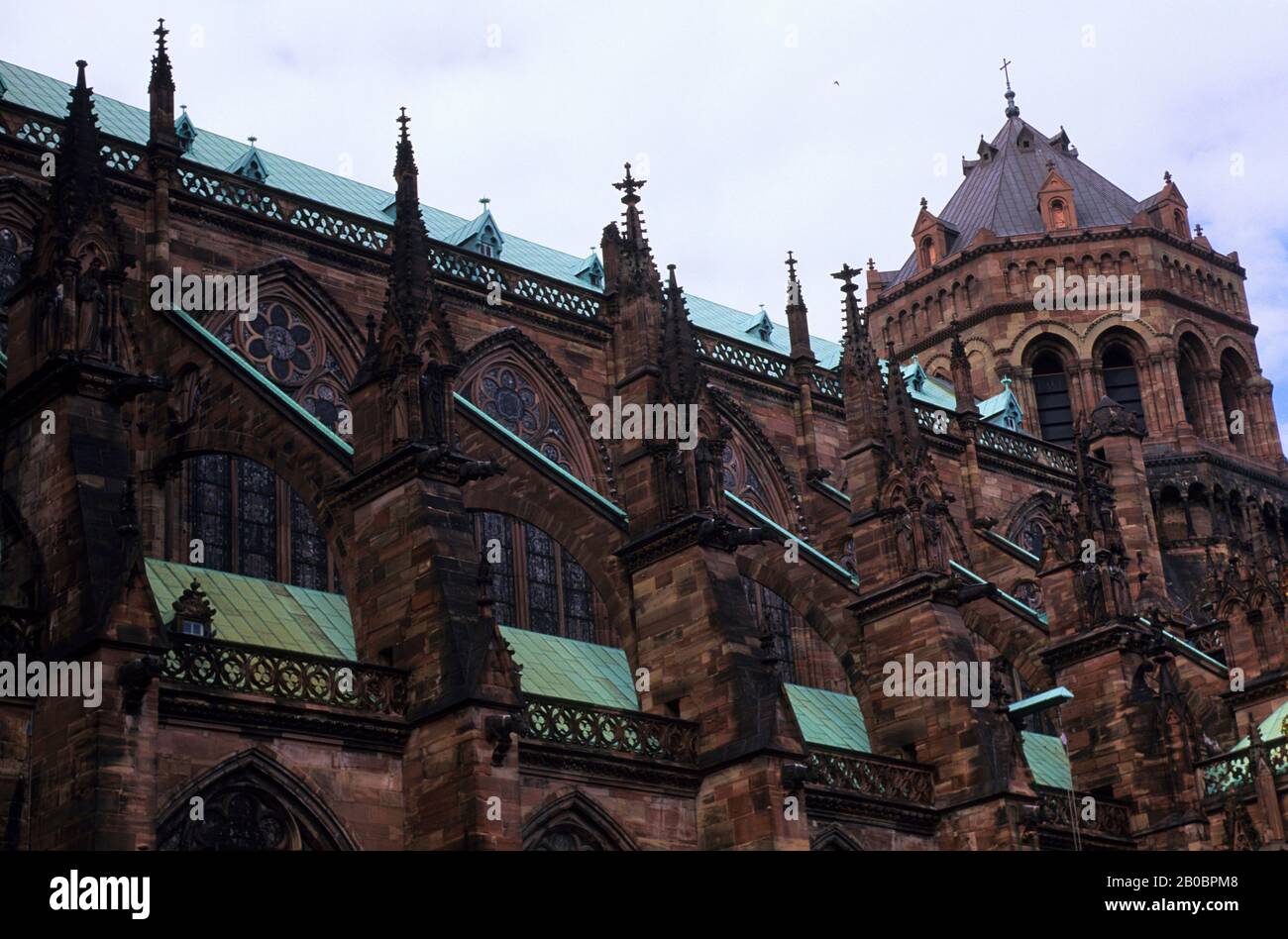 FRANCE, ALSACE, STRASBOURG, CATHÉDRALE NOTRE DAME, CONTREFORTS VOLANTS Banque D'Images