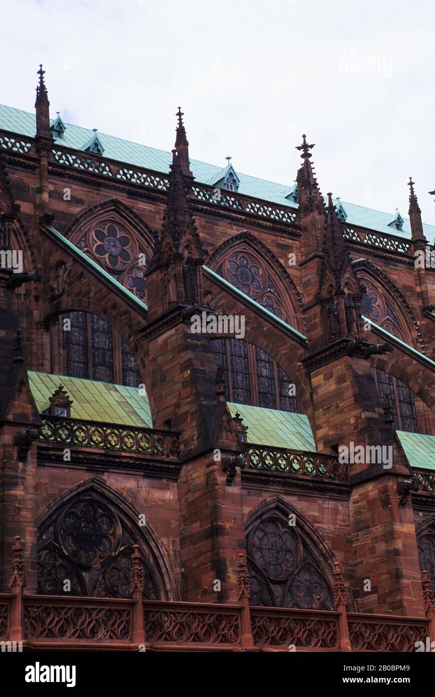 FRANCE, ALSACE, STRASBOURG, CATHÉDRALE NOTRE DAME, CONTREFORTS VOLANTS Banque D'Images