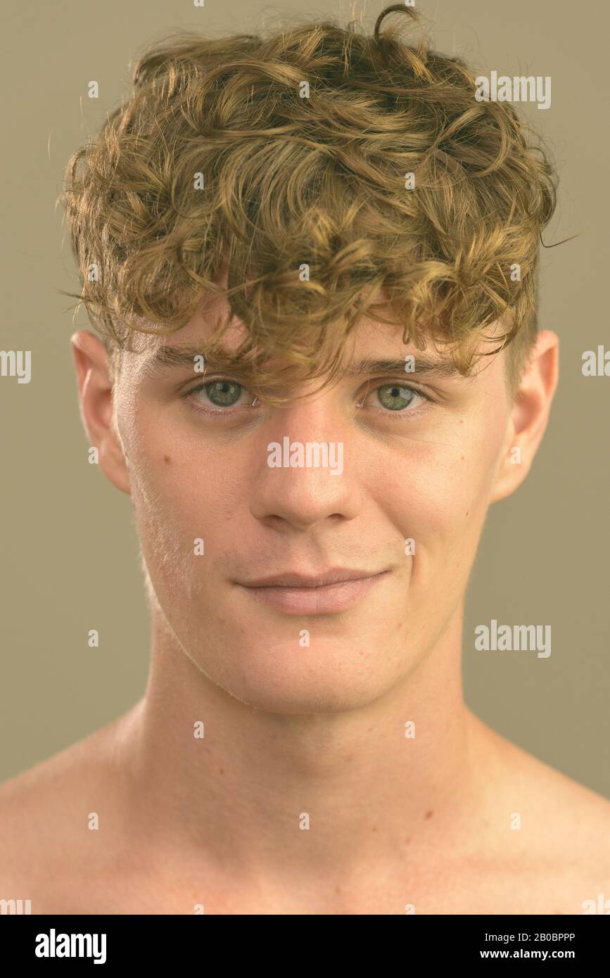 Visage de jeune homme beau avec des cheveux blond Photo Stock - Alamy