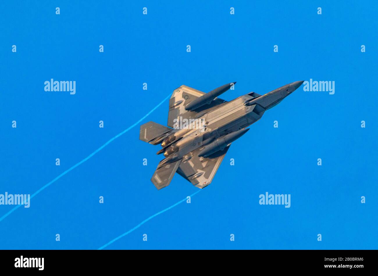 Dans cette photo, un Lockheed Martin F-22 Raptor fait un tour bancaire après avoir pris son départ de la base de Hill Air Force, Layton, Utah, États-Unis. Banque D'Images