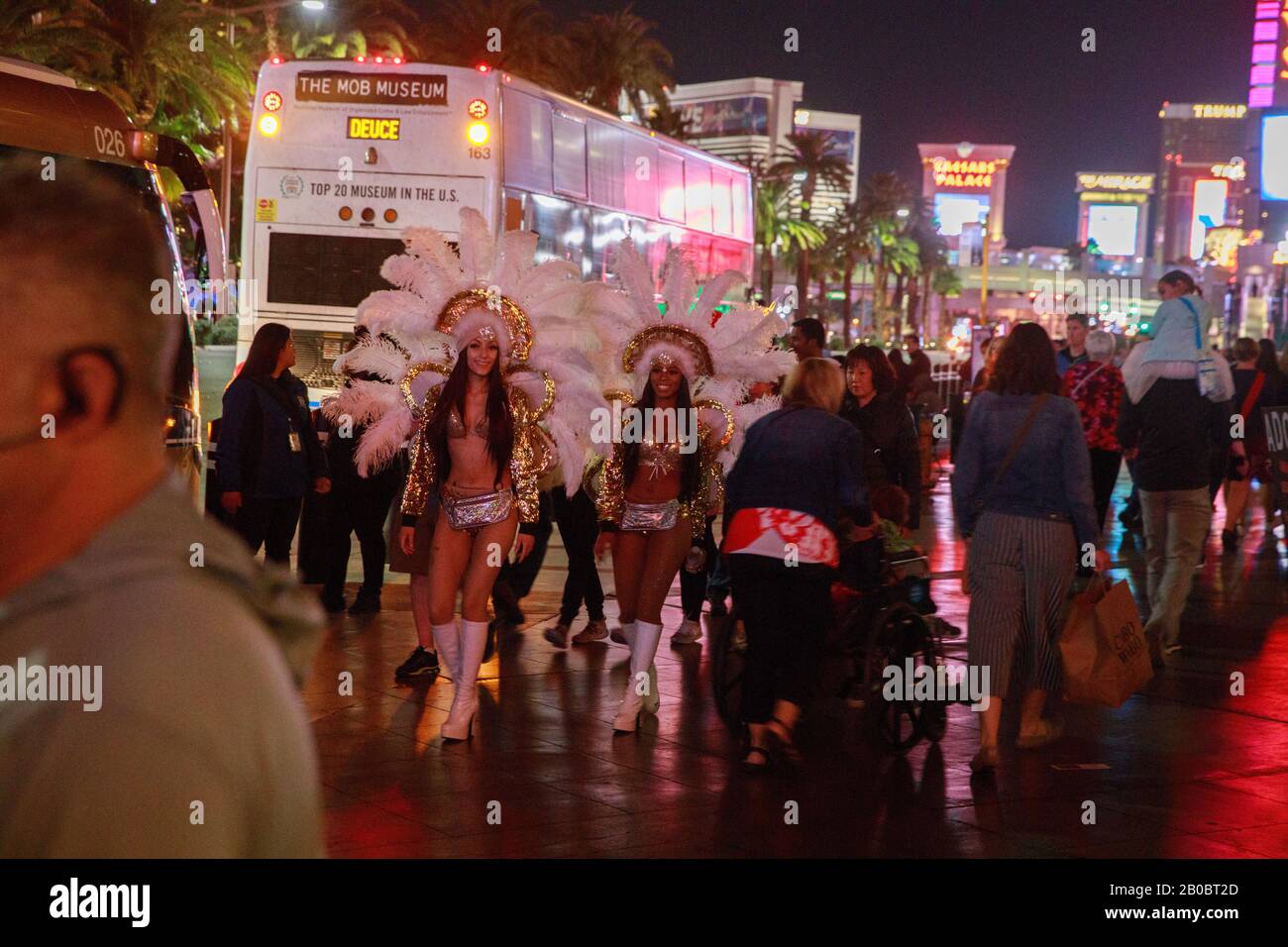 Las Vegas, États-Unis. 19 février 2020. Les showgirls marchent le long de l'avenue Las Vegas en dehors du théâtre de Paris pendant le Débat du Nevada démocratique à Las Vegas. Crédit: Sopa Images Limited/Alay Live News Banque D'Images