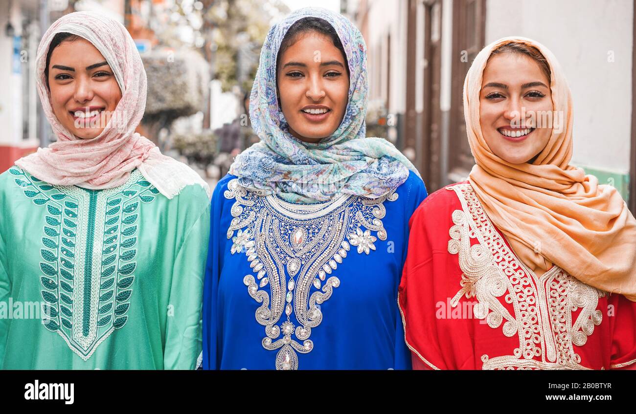 Portrait des filles arabes en plein air dans la rue de la ville - jeunes femmes islamiques souriant sur appareil photo - jeunes, amitié, religion et culture concept - Focus on Banque D'Images