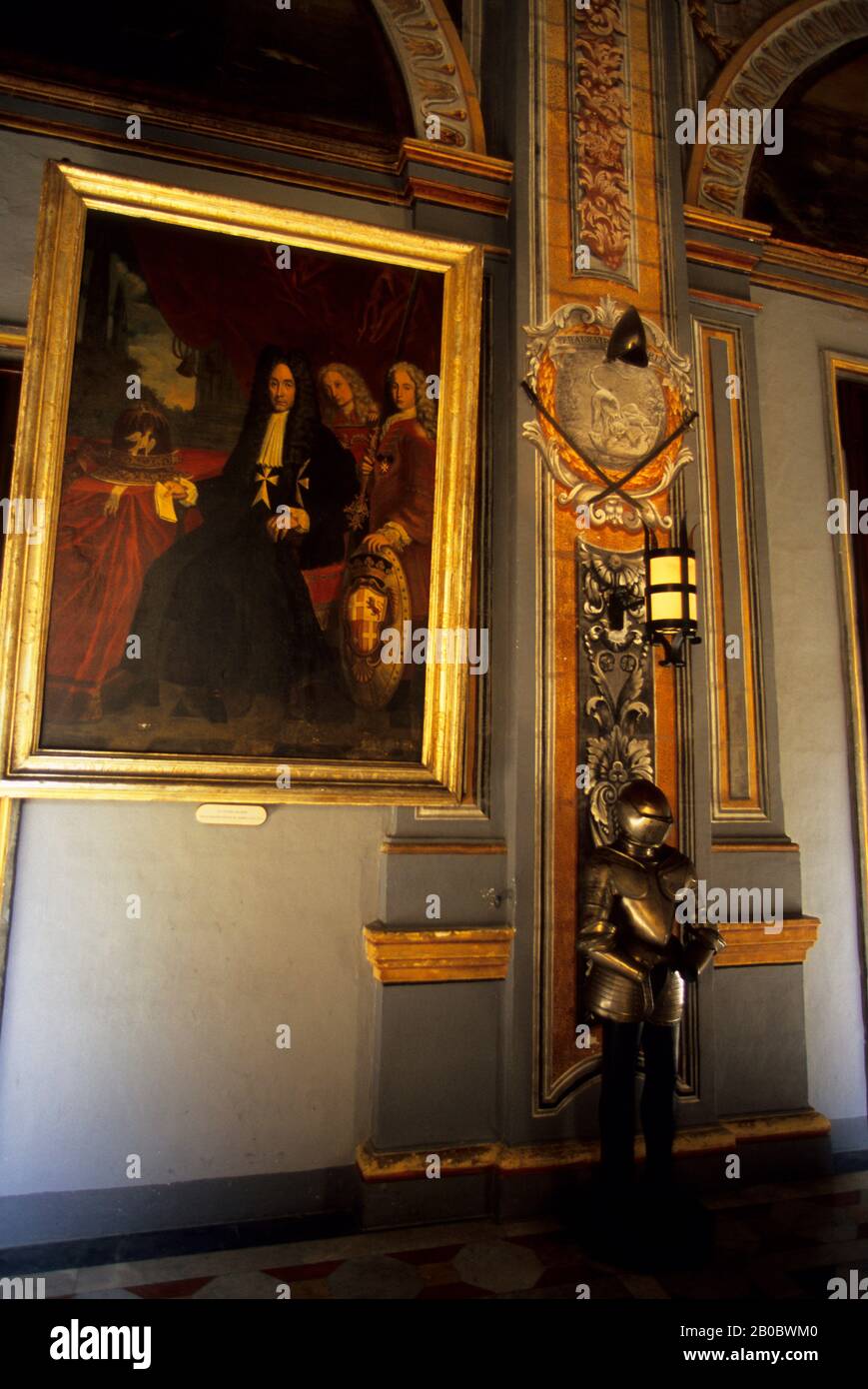 MALTE, LA VALETTE, LES PALAIS DES CHEVALIERS, L'INTÉRIEUR, LE COULOIR, L'ARMURE DE CHEVALIER ET LA PEINTURE Banque D'Images