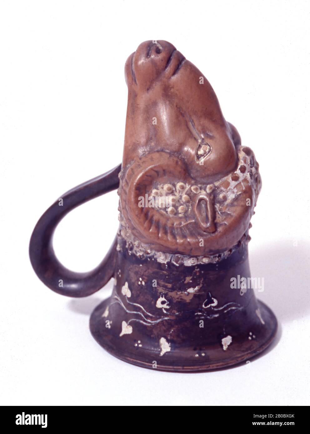 Artiste inconnu, Rhyton sous la forme d'une tête De Ram, début du 5ème siècle avant J.-C., argile moulée, 4 1/8 po. X 2 5/8 po. (10,48 cm x 6,67 cm Banque D'Images