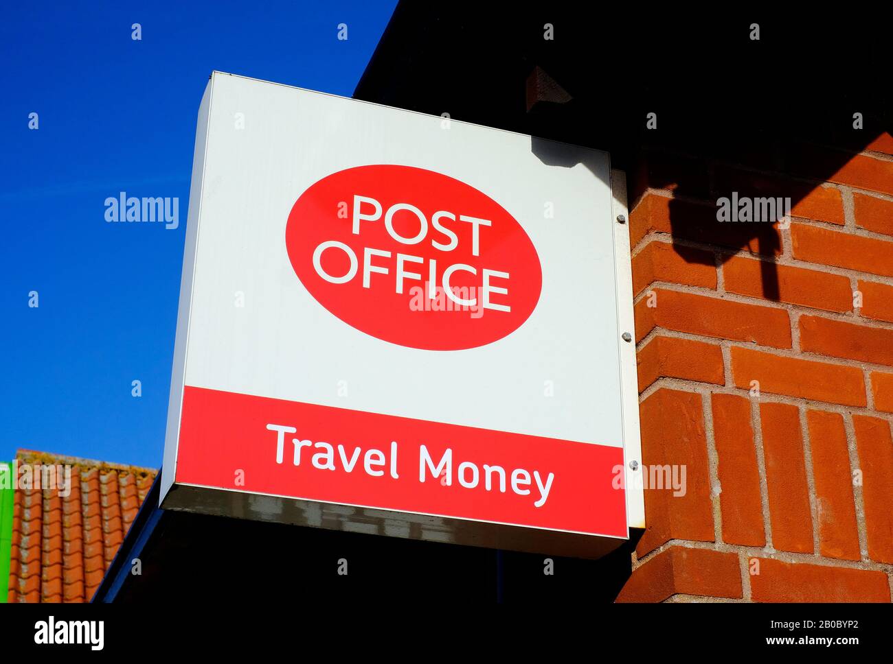 panneau d'argent de voyage du bureau de poste à l'extérieur du magasin, norfolk, angleterre Banque D'Images