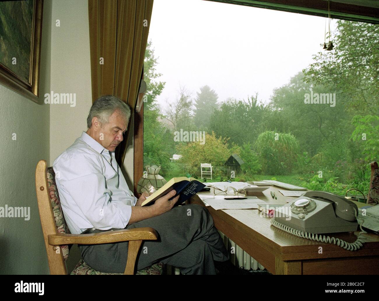 01 janvier 1990, Berlin, Potsdam: Brandenburg/SPD/6.10.1990 Manfred Stolpe dans sa maison de Potsdam. Petit déjeuner et lecture de la Bible et des fichiers avant le travail. Photo : Paul Glaser/dpa-Zentralbild/ZB Banque D'Images