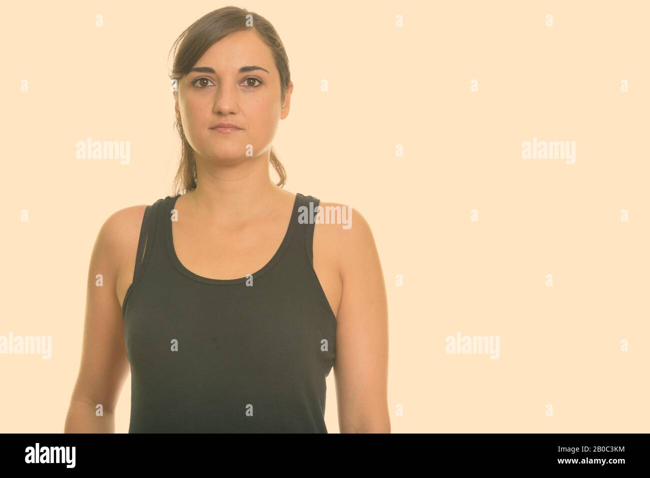 Studio photo d'une belle femme italienne regardant l'appareil photo Banque D'Images