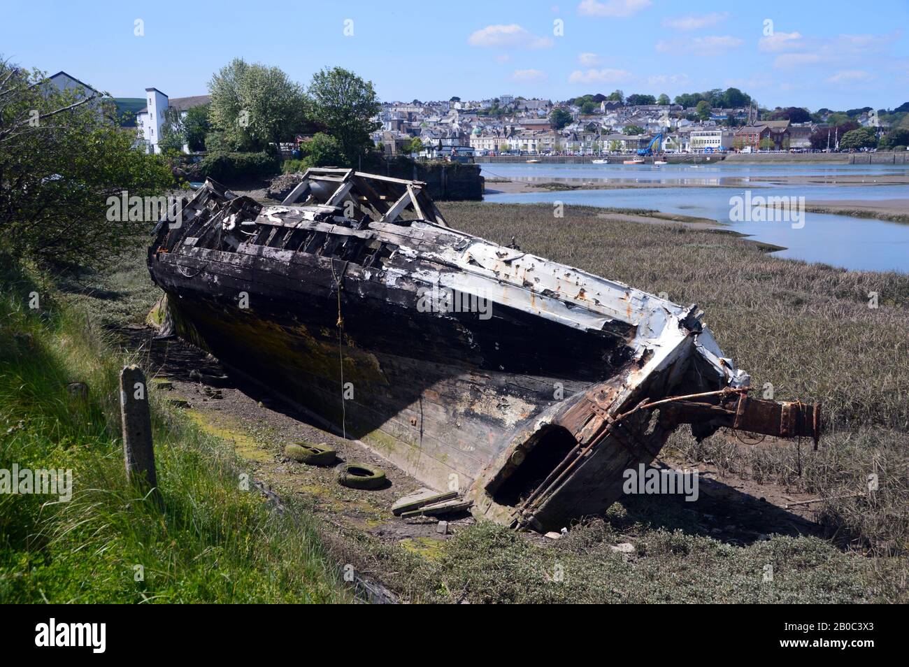 Vieille Hull d'un bateau en bois Wreck dans le Mud sur l'estuaire de la rivière Torridge près de Bideford sur la piste Tarka/South West Coast Path, North Devon. ROYAUME-UNI. Banque D'Images