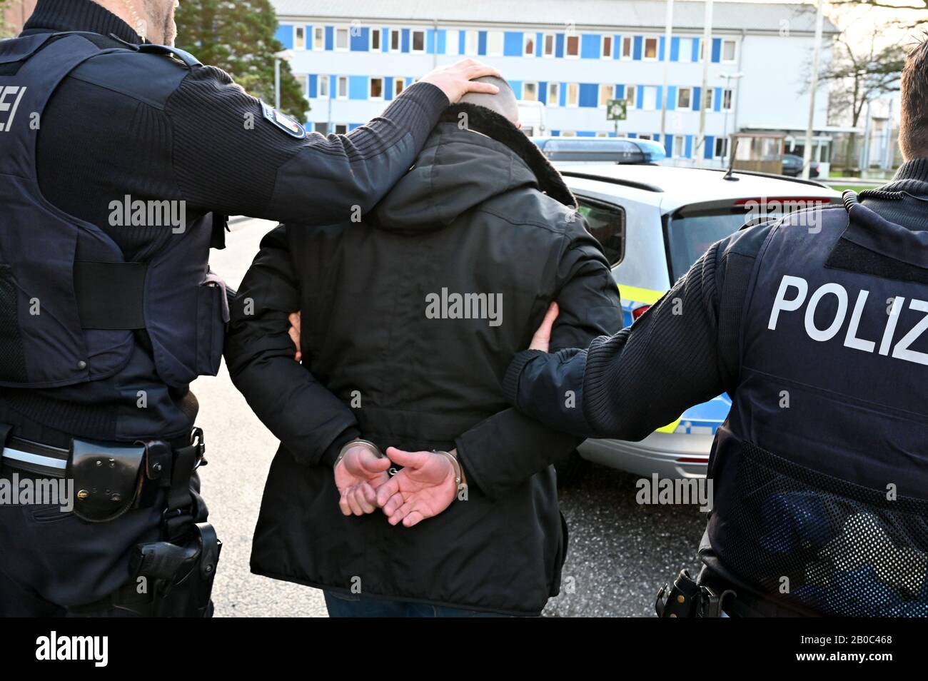 19 février 2020, Schleswig-Holstein, Kiel: Scène mise en scène d'une arrestation par la police à Kiel. Photo: Carsten Rehder/Dpa Banque D'Images