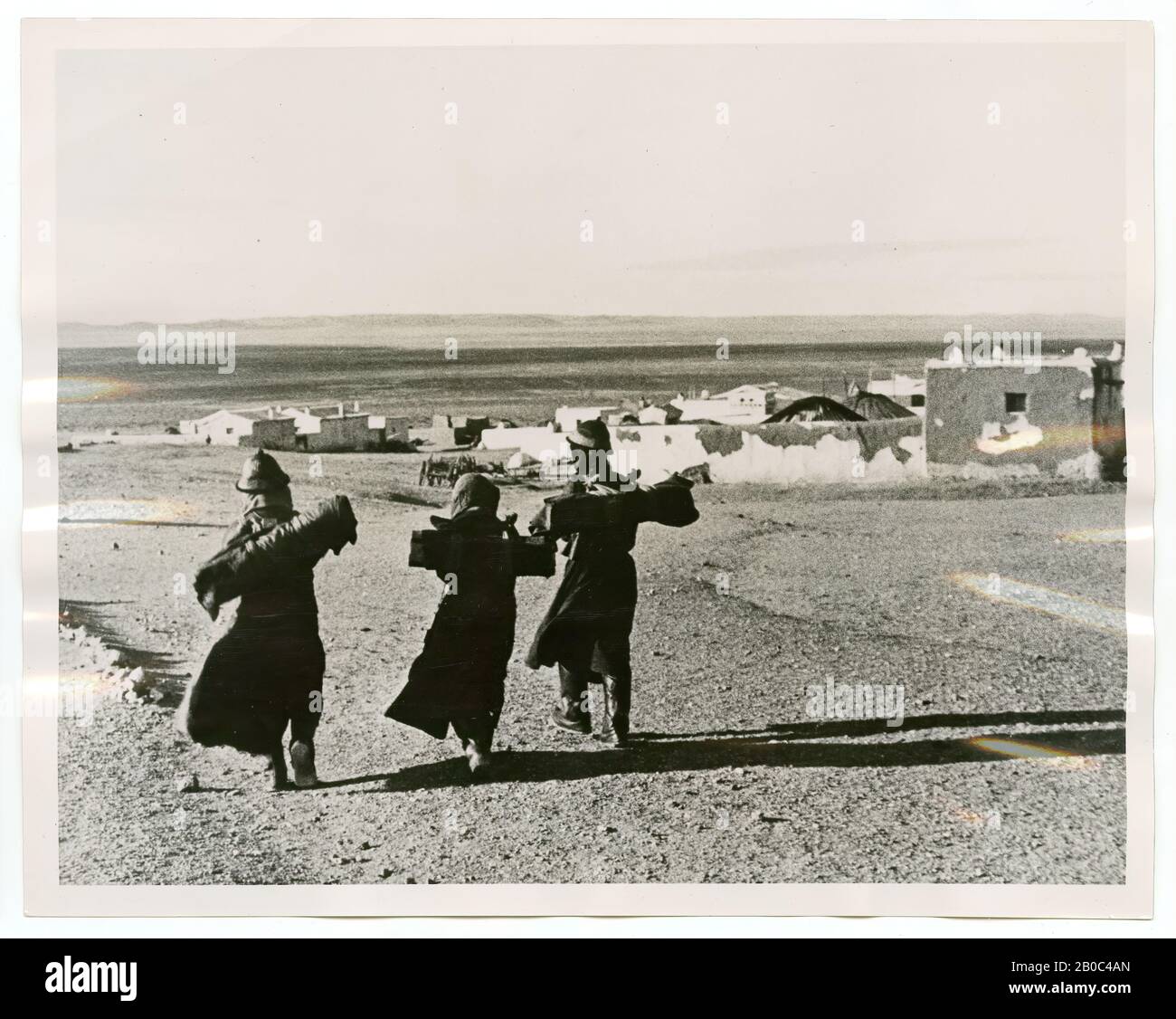 Photographe des services forestiers américains (Ernest Lindsay), pilotes mongoles approchant du monastère de Lama, 1938, imprimé argent gélatine, 7 1/8 po. X 9 po. (18,1 cm x 22,86 cm Banque D'Images