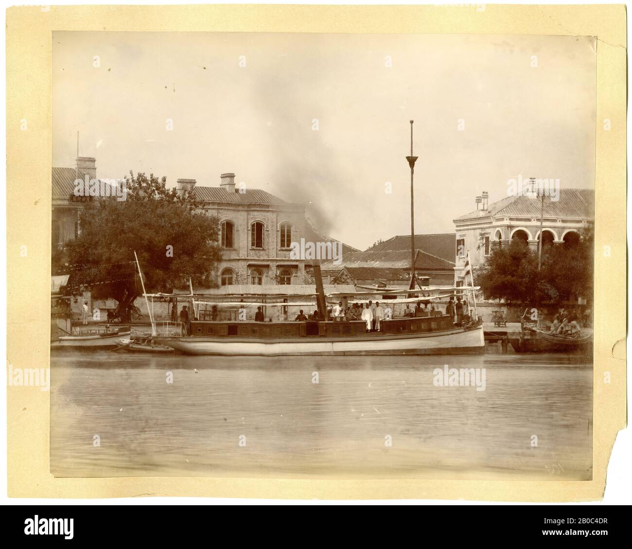 William Saunders, sans titre (hommes sur bateau dans la rivière), d'UN album de Chine, CA. 1870, imprimé hommes d'albumen Banque D'Images