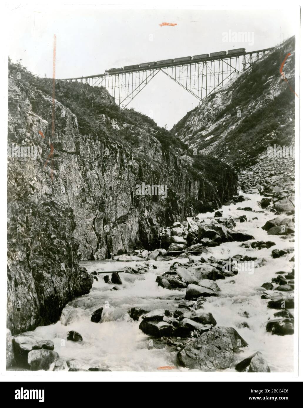Artiste inconnu (James Clyde Gilbert?), pont Cantilever sur le chemin de fer de Skagway à White Pass, Alaska, 6/27/1930, imprimé argent gélatine, 9 1/2, 7 1/2 po. (24,13 x 19,05 cm) Banque D'Images