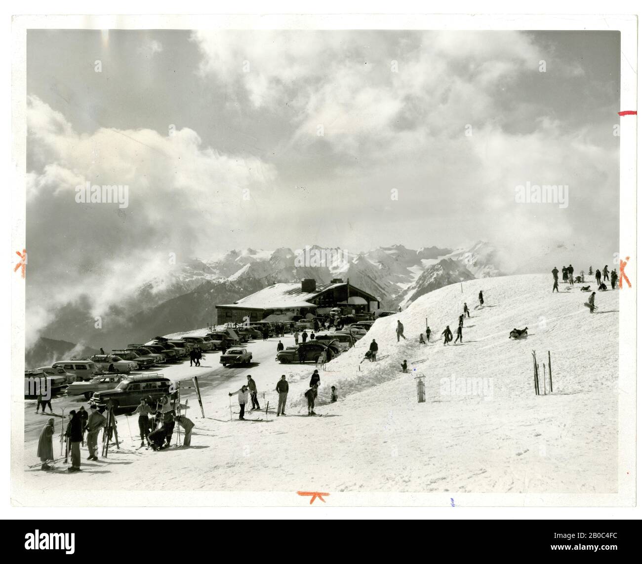 Washington State Dept. Of Commerce News Bureau (Ted Bronstein, A.S. M.M. .P), Skieurs au parc national olympique, Washington, 11/29/1960, imprimé argent gélatine Banque D'Images