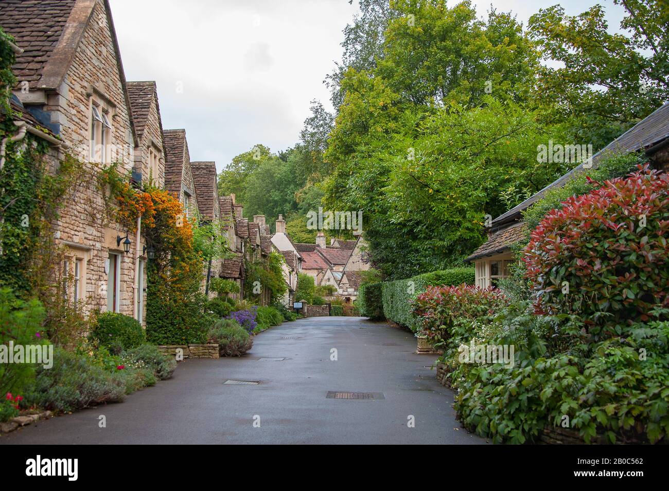 Jolie scène de rue, Castle Combe, un village de Cotswalds dans le Wiltshire, Angleterre. Réputé pour sa beauté, il s'appelle le « plus beau village d'Angleterre » Banque D'Images