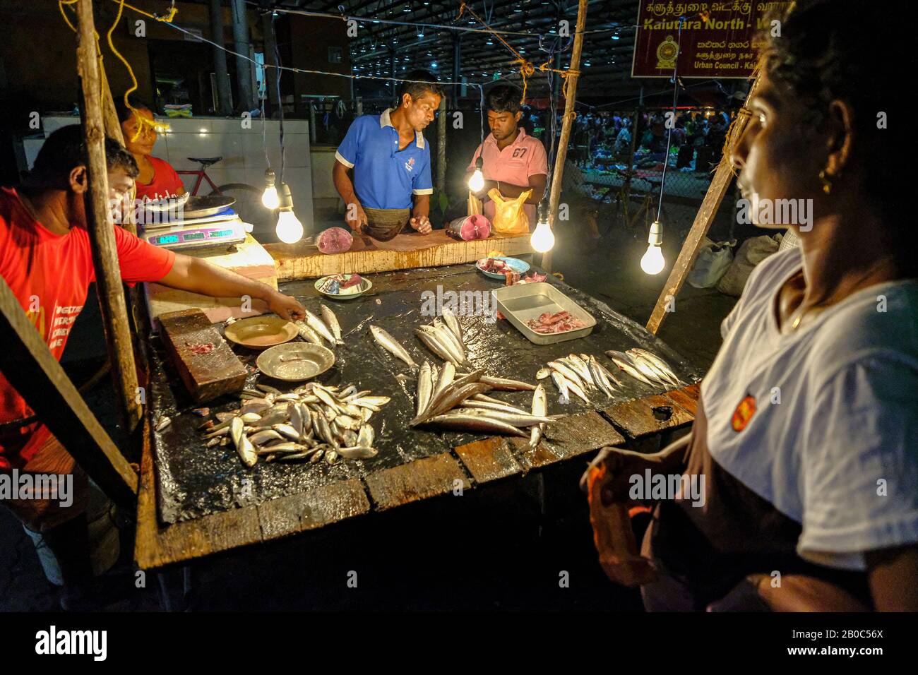 Kalutara, Sri Lanka - Janvier 2020: Un homme qui vend du poisson sur le marché hebdomadaire de Kalutara le 29 janvier 2020 à Kalutara, Sri Lanka. Banque D'Images