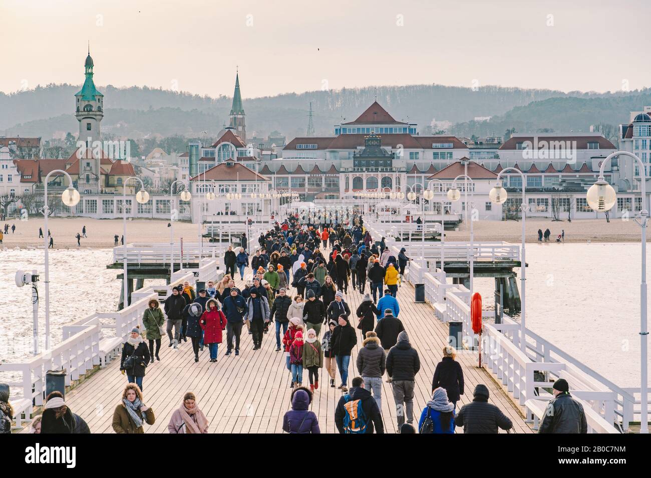 Sopot Pier Molo dans la ville de Sopot, Pologne 9 février 2020. Journée d'hiver froide sur la célèbre vieille jetée en bois de Sopot, située sur la mer Baltique. Personnes Banque D'Images
